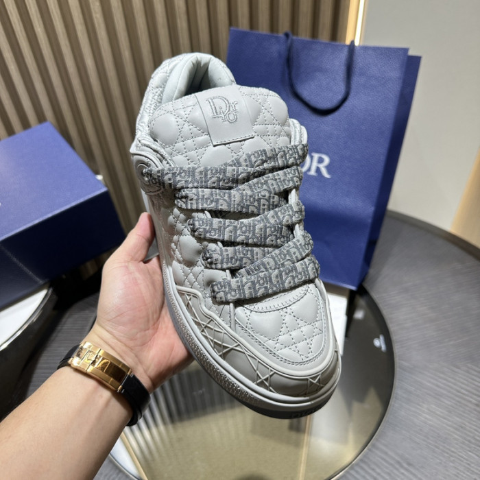 D10R B9s SNEAKER