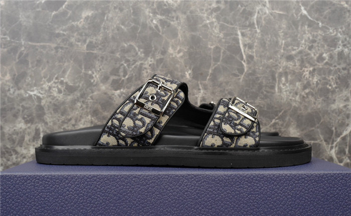 d10r sandal