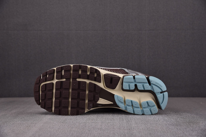 NIKE Zoom Vomero 5 