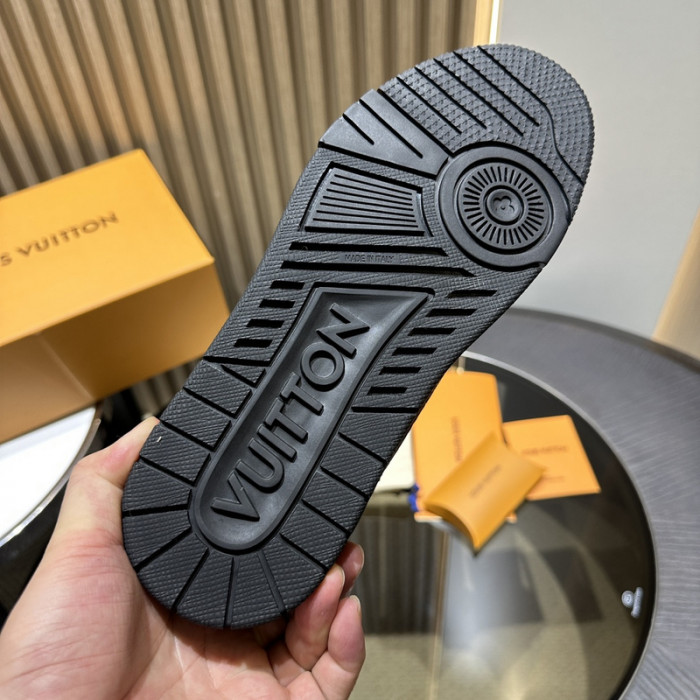 L0VT SNEAKER