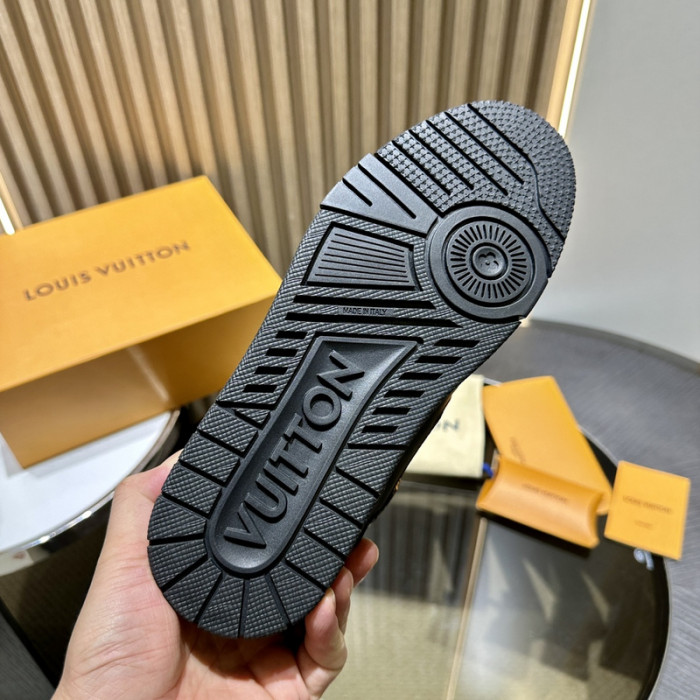 L0VT SNEAKER