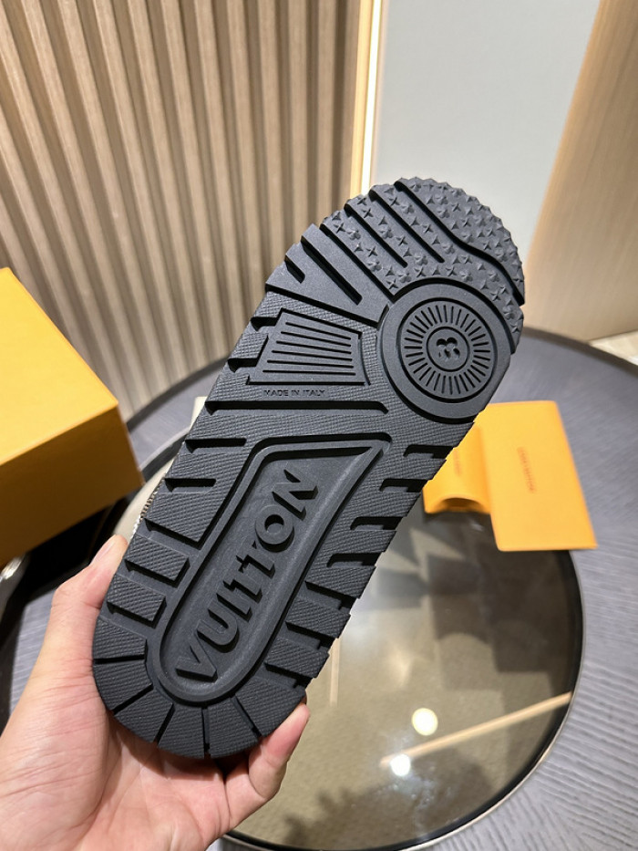 L0VT SNEAKER