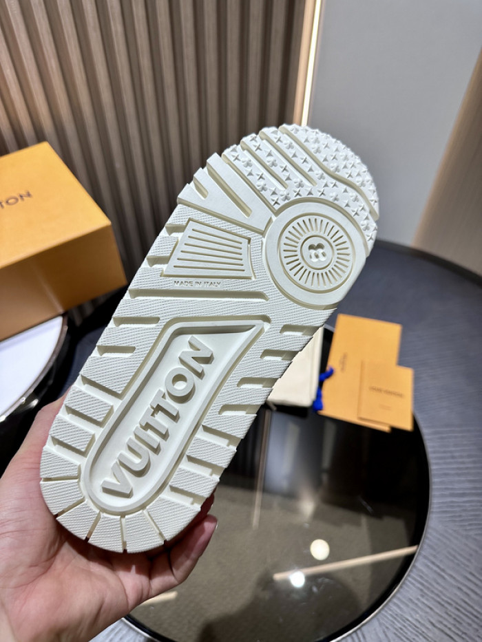 L0VT SNEAKER