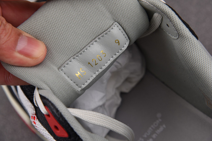 L0VT SNEAKER